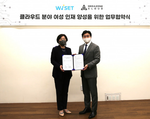 왼쪽부터 안혜연 위셋(WISET) 이사장과 이주완 메가존클라우드 대표가 협약을 체결하고 기념 촬영을 하고 있다