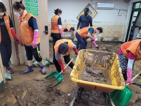 건물안 토사를 제거하는 자원봉사자 (사진=양평군자원봉사센터)