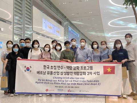 한국에 입국한 LKIC 강사진 및 호치민 산업대학교 관계자들과 월드투게더 직원이 기념 촬영을 하고 있다