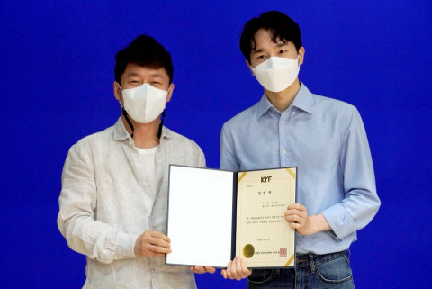 황인국 한국청소년재단 대표가 김민재 멘토에게 임명장을 수여했다