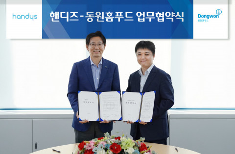 왼쪽부터 정문목 동원홈푸드 대표와 정승호 핸디즈 대표가 업무협약을 맺고 기념 촬영을 하고 있다