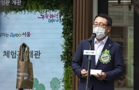 SK텔레콤 유영상 사장이 ‘제로 서울’ 프렌즈 출범식 및 체험관 개관식에서 축사를 하고 있다