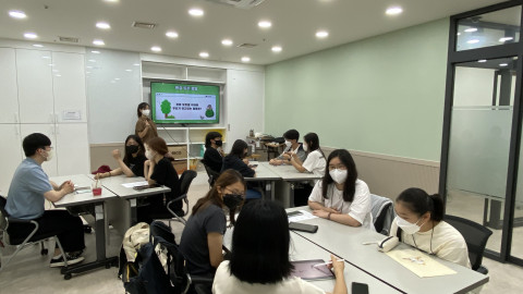 3회기 만에 처음 대면 활동으로 만나서 캄보디아와의 교류 활동을 준비하고 있는 한국 청소년들