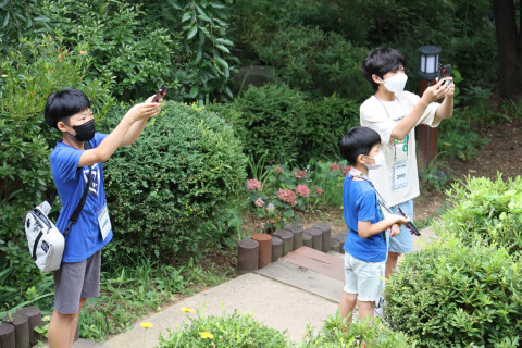 참가자들이 우리동네 환경을 어안 렌즈로 촬영하고 있다