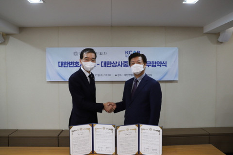왼쪽부터 이종엽 대한변호사협회장, 맹수석 대한상사중재원장