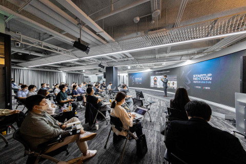 모픽이 투자자들을 대상으로 IR을 진행하고 있다