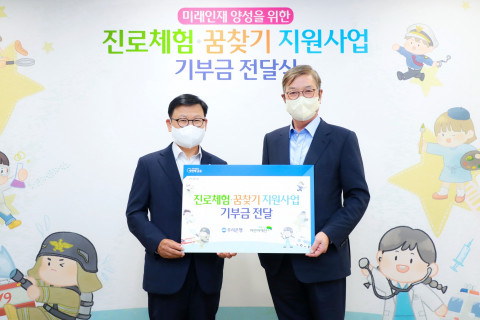 왼쪽부터 이원덕 우리은행장이 황영기 초록우산어린이재단 회장과 기념촬영을 하고 있다