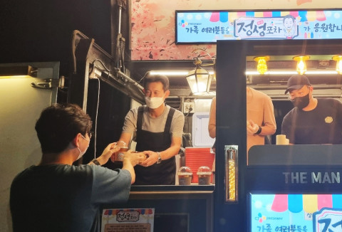 정성필 CJ프레시웨이 대표이사(가운데)가 경기도 수원에 위치한 CJ프레시웨이 수원 물류센터에서 임직원들에게 간식과 음료를 전달하며 인사를 건네고 있다