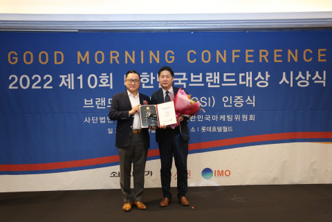 삼양사 홍성민 H&B사업추진실장(오른쪽)이 ‘2022 제10회 대한민국브랜드대상’에서 상쾌환이 전사 부문 대상을 수상해 롯데호텔월드에서 열린 시상식에서 상패와 인증서를 받았다