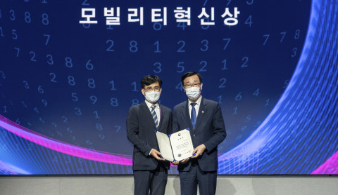 왼쪽부터 신용식 SKT 커넥트인프라CO담당과 어명소 국토교통부 제2차관이 기념 촬영을 하고 있다