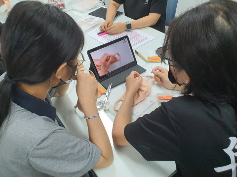 마스크를 만드는 청소년 봉사자들