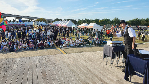 2022 인천공항 스카이 페스티벌(SKY FESTIVAL)에서 발달 장애인 해리 마술사의 버스킹 공연