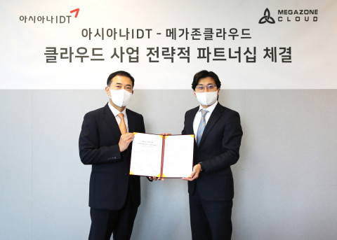 왼쪽부터 아시아나IDT 서근식 대표와 메가존클라우드 이주완 대표가 협약을 체결하고 기념 촬영을 하고 있다