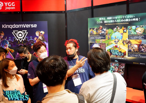 Reta Wars의 관계자가 도쿄게임쇼 2022의 비즈니스데이 방문자에게 게임 생태계에 대해 설명하고 있다