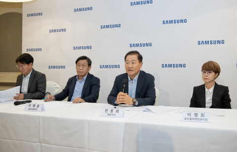 왼쪽부터 삼성전자 영상디스플레이사업부 전략마케팅팀장 성일경 부사장, 삼성전자 생활가전사업부장 이재승 사장, 삼성전자 DX부문장 한종희 부회장, 삼성전자 글로벌마케팅센터장 이영희 부