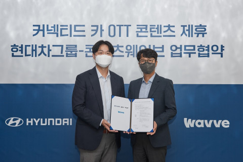 왼쪽부터 추교웅 현대차그룹 부사장과 이태현 웨이브 대표이사가 MOU 체결 후 기념 촬영을 하고 있다
