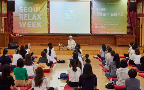 곽정은 작가가 2022서울릴랙스위크 마음이 쉬는 곳 프로그램 ‘내면 평화 프로젝트’ 강연을 하고 있다