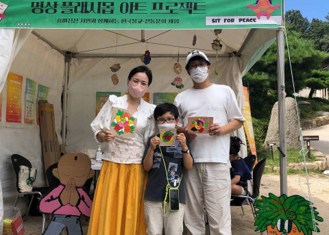 흥미진진 한국불교 전통문화 체험마당 참가자들이 기념 촬영을 하고 있다
