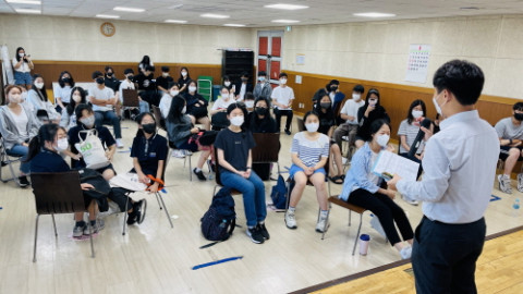 참가자들이 예선 후 심사평을 듣고 있다