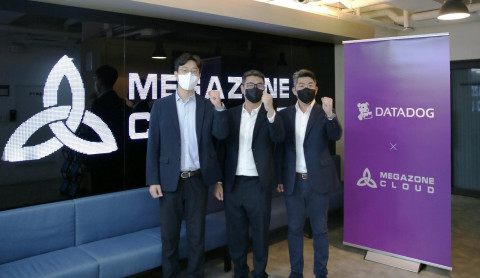 왼쪽부터 데이터독 박대성 한국지사장, 데이터독 Matt Ooi (맷 오이) 채널 및 얼라이언스 APAC 총괄, 메가존클라우드 황인철 대표가 기념 촬영을 하고 있다