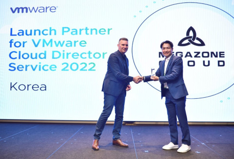 왼쪽부터 VM웨어 Paul Simos VP and Managing Director, SEAK, 메가존클라우드 Hybrid&AI Center 한지운 센터장