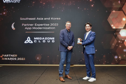 왼쪽부터 VM웨어 Paul Simos VP and Managing Director, SEAK 메가존클라우드 Hybrid&AI Center 한지운 센터장