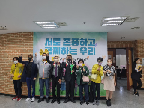 제6회 전남 발달장애인 자기주장대회에 참가한 발달장애인들이 기념 촬영을 하고 있다