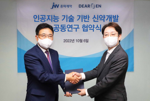 왼쪽부터 신영섭 JW중외제약 대표이사와 강길수 디어젠 대표이사가 기념 촬영을 하고 있다