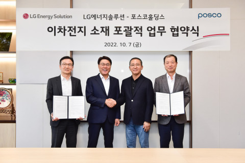 포스코홀딩스와 LG에너지솔루션이 7일 서울 여의도 파크원에서 양사간 이차전지 사업 MOU를 체결했다. 왼쪽부터 이경섭 포스코홀딩스 이차전지소재사업추진단장, 최정우 포스코그룹 회장,