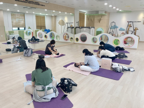 강원 생명숲 Baby&Mom 힐링센터에서 육아맘과 영유아가 베이비마사지 프로그램에 참여하고 있다