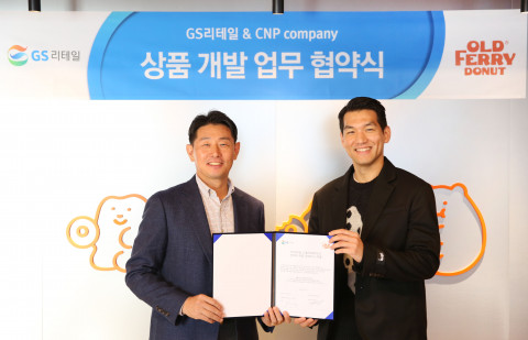 왼쪽부터 GS리테일 이기철 기획MD부문장과 올드페리도넛 김상선 대표이사가 업무협약식에서 기념 촬영을 하고 있다