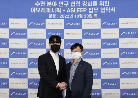 오른쪽부터 ‘수면 분야 연구 협력 강화를 위한 연구 협약식’에 참가한 아모레퍼시픽 박영호 R&I센터장, 에이슬립 이동헌 대표