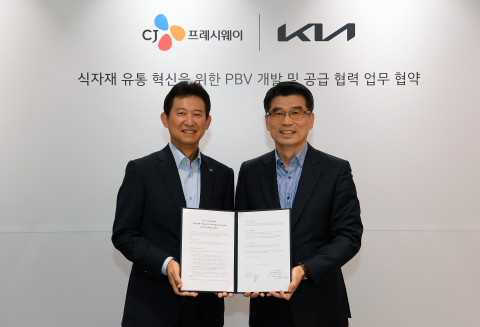 왼쪽부터 CJ프레시웨이 정성필 대표이사와 기아 송호성 사장이 협약식에서 기념 촬영을 하고 있다