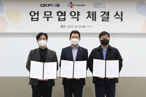 CJ프레시웨이 상암본사에서 정성필 CJ프레시웨이 대표이사(가운데)와 김정윤 오케이포스 대표이사(왼쪽), 임사성 마켓보로 대표이사(오른쪽)가 업무협약 체결 후 기념촬영을 하고 있다