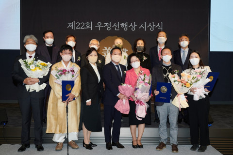 제22회 우정선행상 시상식에 참석한 수상자들 전원이 기념 촬영을 하고 있다. 밑에 정중앙 이웅열 이사장, 오른쪽이 대상 수상자 최경숙 씨