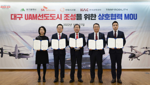 왼쪽부터 이미애 한국공항공사 부사장, 어성철 한화시스템 대표이사, 홍준표 대구시장, 유영상 SK텔레콤 CEO, 박서하 T맵모빌리티 미래모빌리티담당이 기념 촬영을 하고 있다