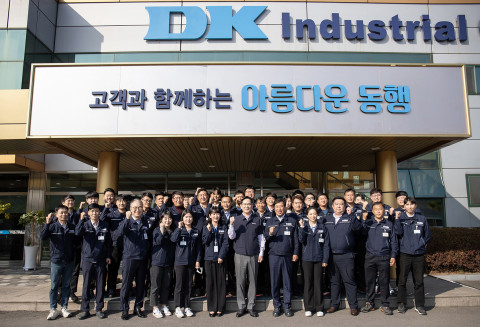이재용 삼성전자 회장과 디케이 직원들이 기념 촬영을 하고 있다