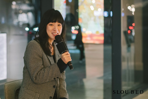 슬로우베드 플래그십 스토어에서 요조가 수면 리추얼 프로그램을 진행하고 있다