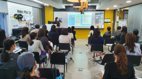 씨큐브코딩 체험 설명회에 참석한 학부모들이 코딩과 관련한 교육정책 설명을 듣고 있다