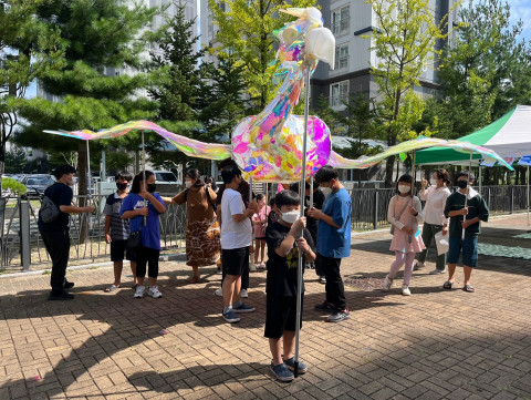 시민기획팀이 만든 인형 전시, 체험 프로그램이 운영되는 인형극 마을 축제 ‘녹색장터’가 춘천 사농동 현대아파트 옆 공터에서 진행됐다