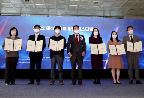 왼쪽에서 첫 번째 서안나 시안솔루션 대표가 표창장을 수상 후 기념 촬영을 하고 있다