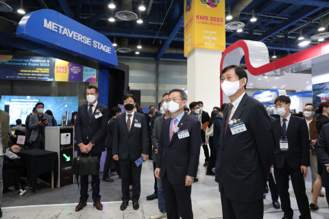 왼쪽부터 줄리언 고먼 세계이동통신사업자협회(GSMA) 아시아 대표, 차후 신창훈 회장, 과학기술정보통신부 이종호 장관, 한국메타버스산업협회 고진 회장이 전시장을 둘러보고 있다