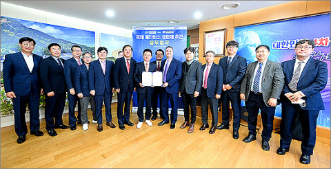 국제 메타버스 영화제 추진 업무 협약식에서 참가자들이 기념 사진을 촬영하고 있다. 오른쪽에서 3번째가 심스리얼리티 김명환 대표