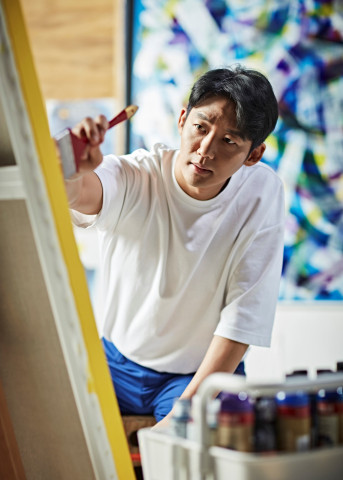 이태성 작가가 작품을 제작하고 있는 모습
