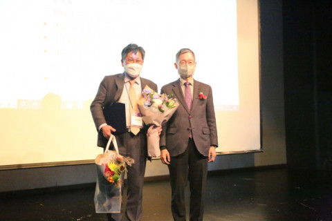 왼쪽부터 서울대 공대 홍유석 학장, 대한산업공학회 변재현 회장