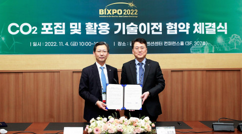 김태균 한전 기술기획처장과 남기준 LS전선 기술기반연구소 연구위원과 협약을 맺은 후 기념 촬영을 하고 있다