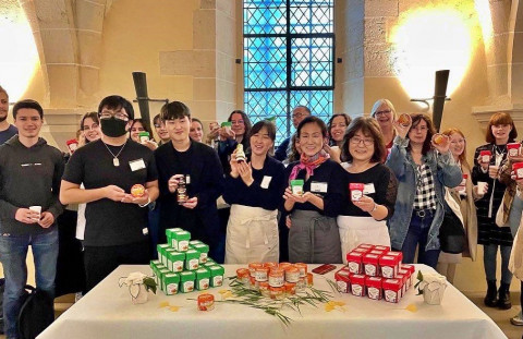 프랑스 디종에서 열린 한식교류행사에 참여한 현지인들이 샘표 제품을 살펴보고 기념 촬영을 하고 있다