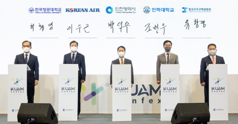 왼쪽부터 허희영 항공대 총장, 이수근 대한항공 안전보건 총괄 겸 Operation 부문 부사장, 박덕수 인천시 행정부시장, 조명우 인하대 총장, 유창경 항공우주산학융합원 원장이 기