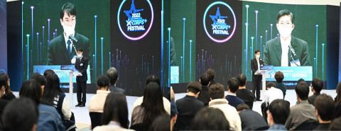 축사를 진행하는 과학기술정보통신부 강호원 미래인재양성과장과 환영사를 진행하는 X-CORPS+ 실전문제연구단의 황철호 협의회장