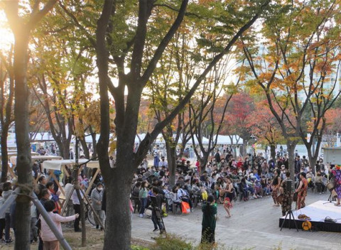 관객들이 파리공원 가을힐링파크데이 공연을 관람하고 있다